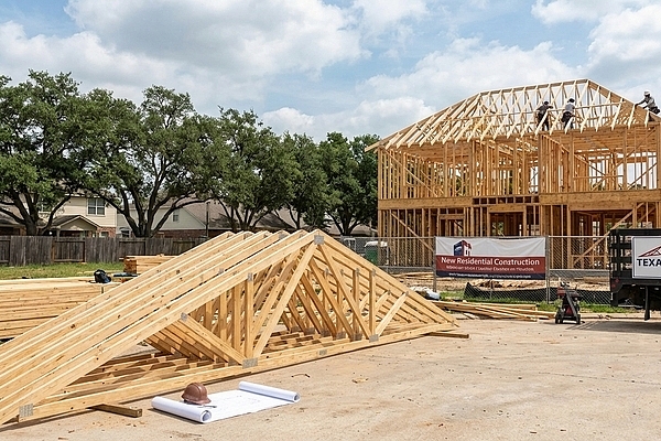Roof Truss Design Considerations for New Home Construction in Houston